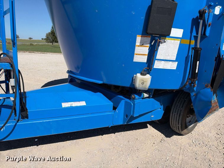image for item EX2356 Patz 1200 Series 420 feed mixer