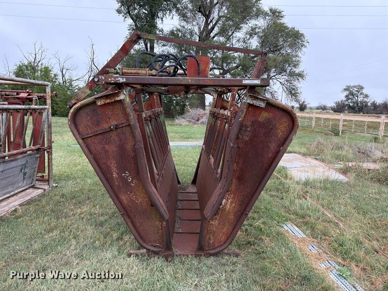 image for item FC0011 Hydraulic livestock chute