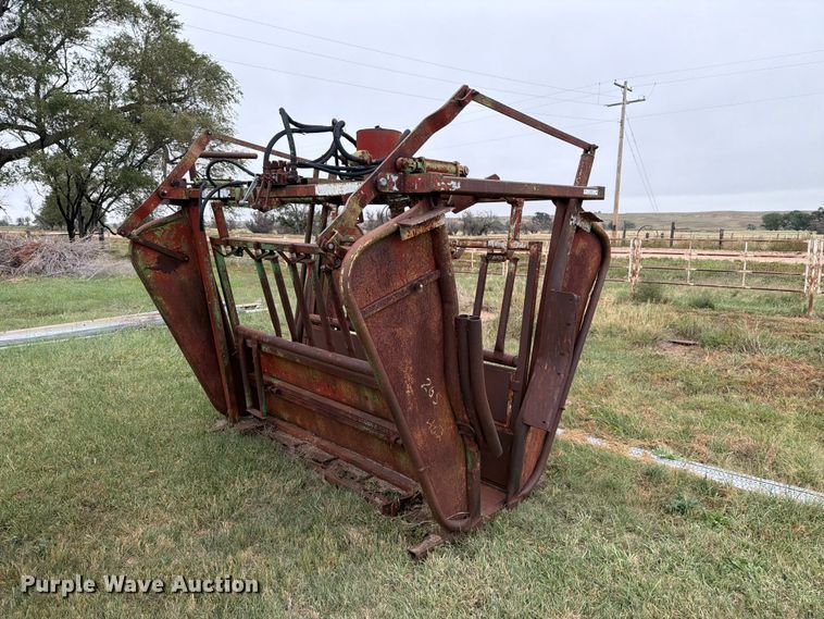 image for item FC0011 Hydraulic livestock chute