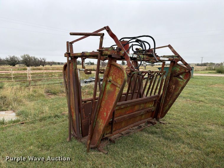 image for item FC0011 Hydraulic livestock chute