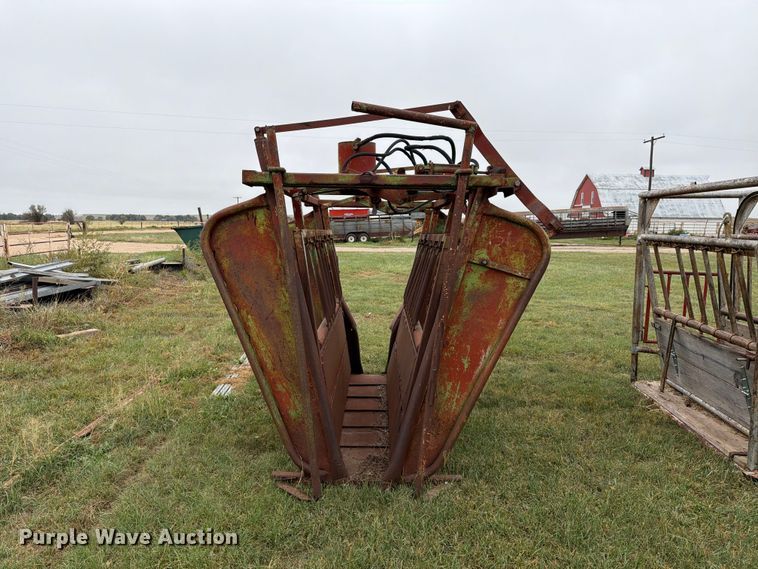 image for item FC0011 Hydraulic livestock chute