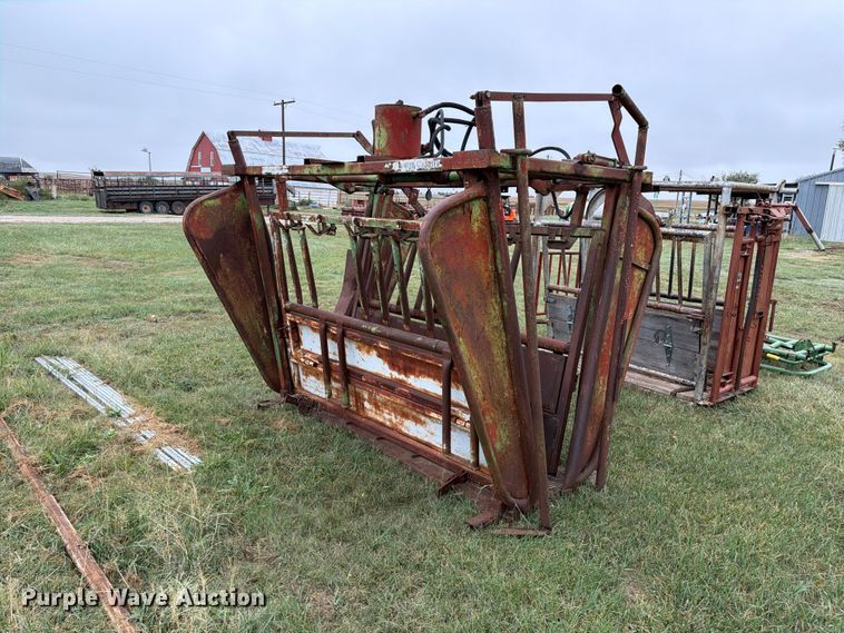 image for item FC0011 Hydraulic livestock chute