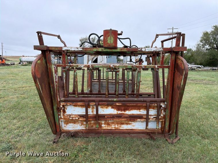 image for item FC0011 Hydraulic livestock chute