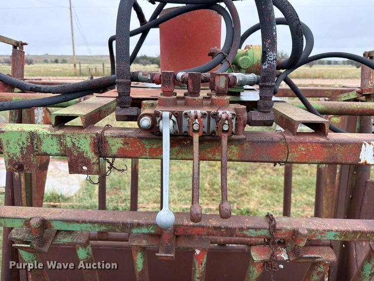 image for item FC0011 Hydraulic livestock chute
