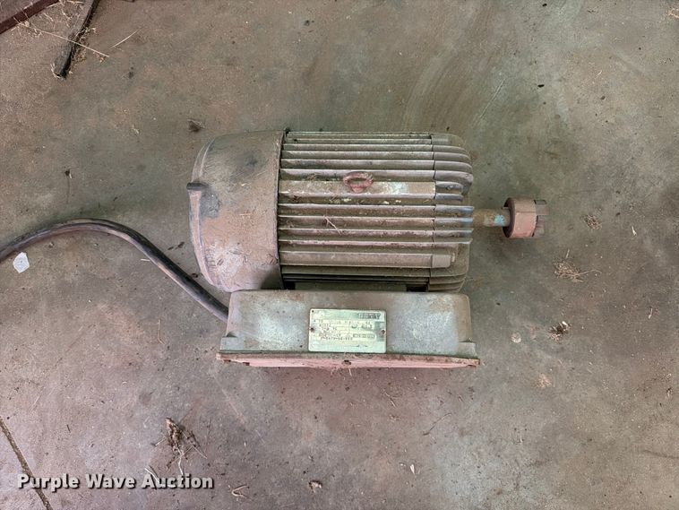 image for item FC0011 Hydraulic livestock chute