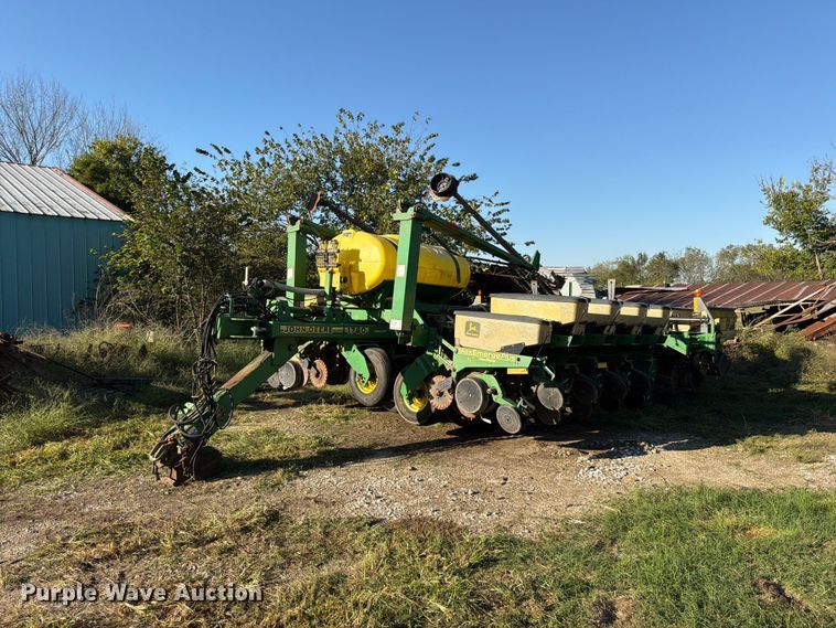 image for item FG0781 1999 John Deere 1780 MaxEmerge Plus Conservation planter