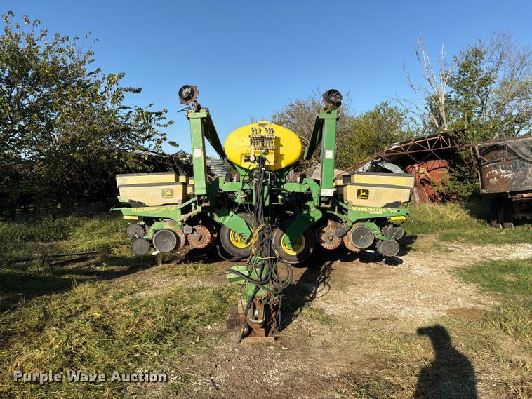 image for item FG0781 1999 John Deere 1780 MaxEmerge Plus Conservation planter