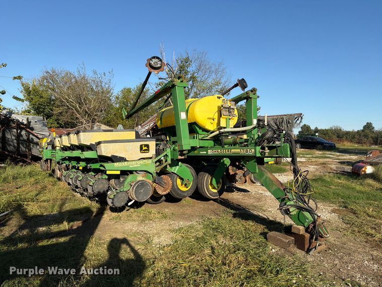 image for item FG0781 1999 John Deere 1780 MaxEmerge Plus Conservation planter