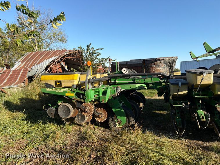 image for item FG0781 1999 John Deere 1780 MaxEmerge Plus Conservation planter