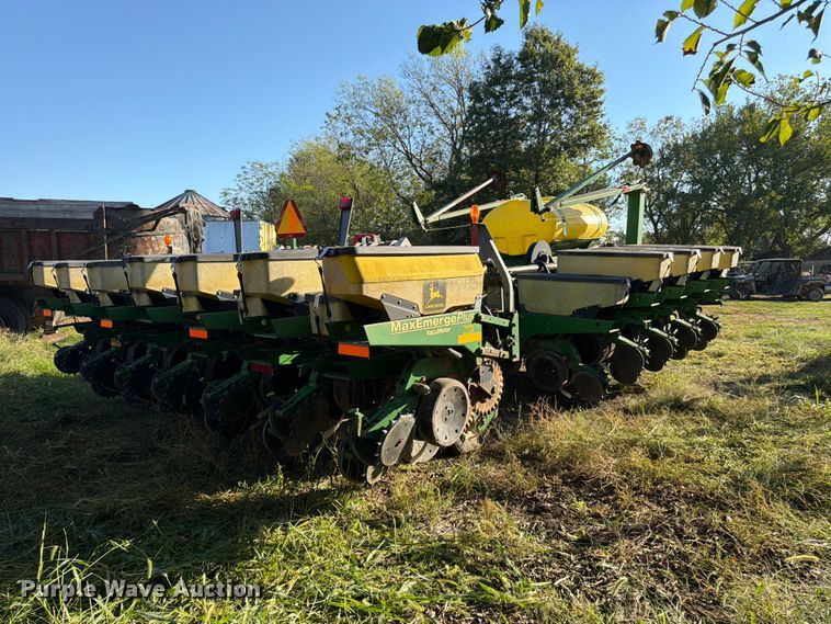 image for item FG0781 1999 John Deere 1780 MaxEmerge Plus Conservation planter
