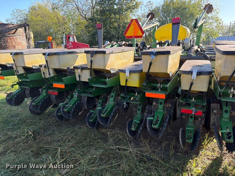 image for item FG0781 1999 John Deere 1780 MaxEmerge Plus Conservation planter