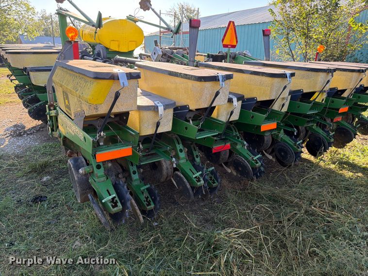 image for item FG0781 1999 John Deere 1780 MaxEmerge Plus Conservation planter