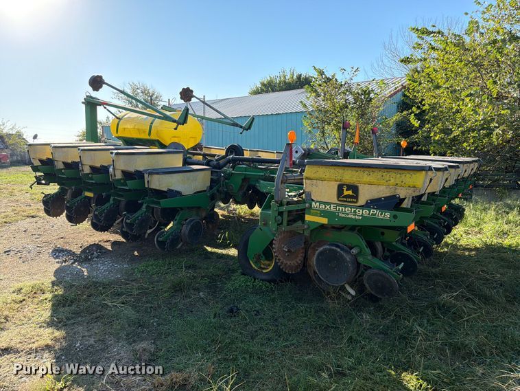 image for item FG0781 1999 John Deere 1780 MaxEmerge Plus Conservation planter