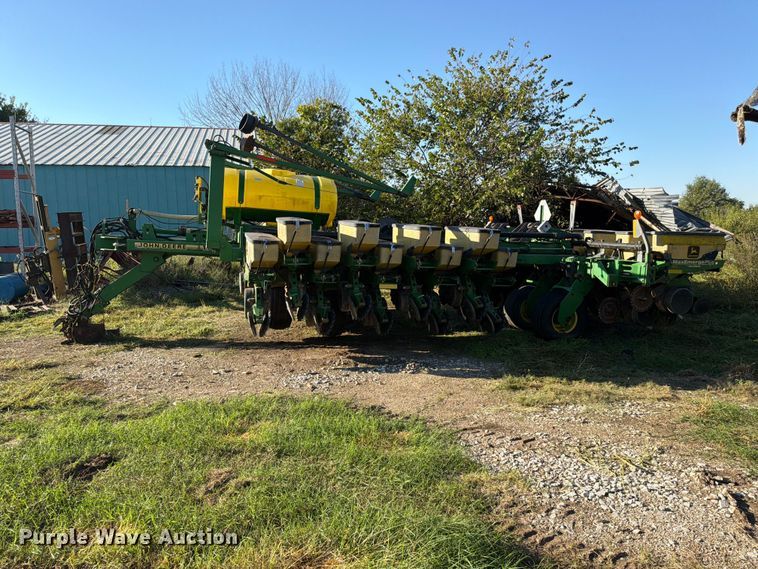 image for item FG0781 1999 John Deere 1780 MaxEmerge Plus Conservation planter