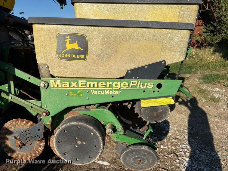 image for item FG0781 1999 John Deere 1780 MaxEmerge Plus Conservation planter