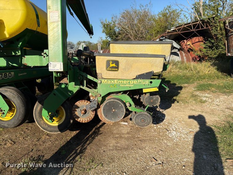 image for item FG0781 1999 John Deere 1780 MaxEmerge Plus Conservation planter