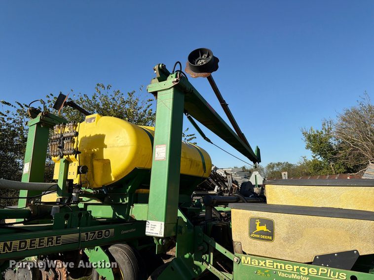 image for item FG0781 1999 John Deere 1780 MaxEmerge Plus Conservation planter