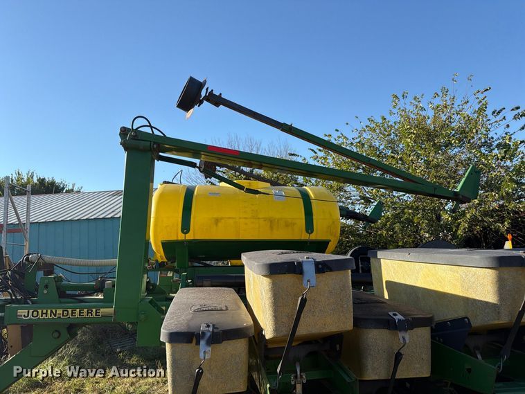 image for item FG0781 1999 John Deere 1780 MaxEmerge Plus Conservation planter