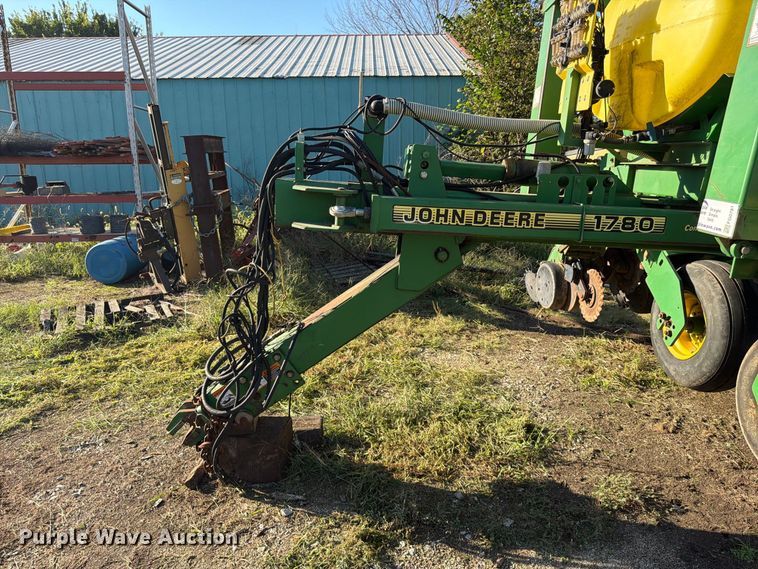 image for item FG0781 1999 John Deere 1780 MaxEmerge Plus Conservation planter