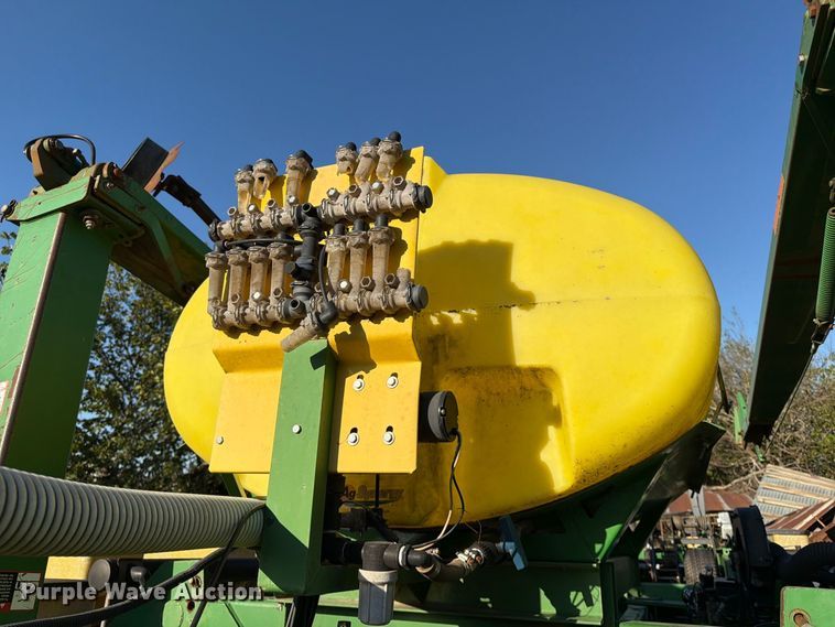 image for item FG0781 1999 John Deere 1780 MaxEmerge Plus Conservation planter
