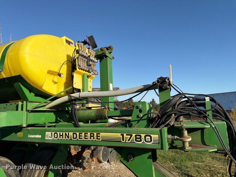 image for item FG0781 1999 John Deere 1780 MaxEmerge Plus Conservation planter