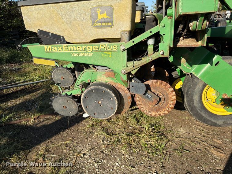 image for item FG0781 1999 John Deere 1780 MaxEmerge Plus Conservation planter
