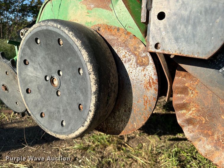 image for item FG0781 1999 John Deere 1780 MaxEmerge Plus Conservation planter