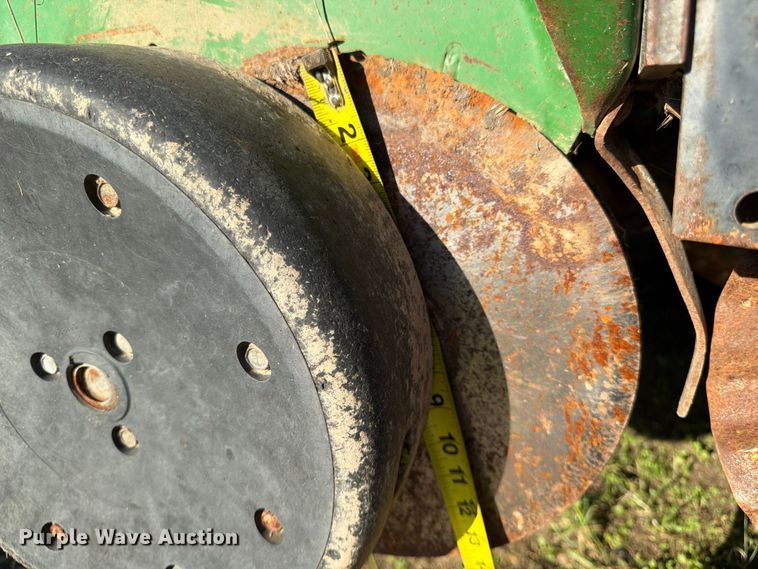 image for item FG0781 1999 John Deere 1780 MaxEmerge Plus Conservation planter
