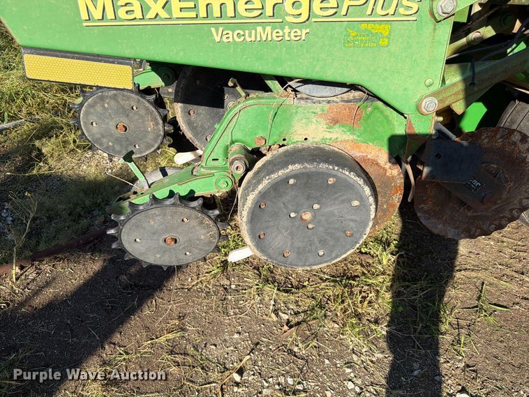 image for item FG0781 1999 John Deere 1780 MaxEmerge Plus Conservation planter