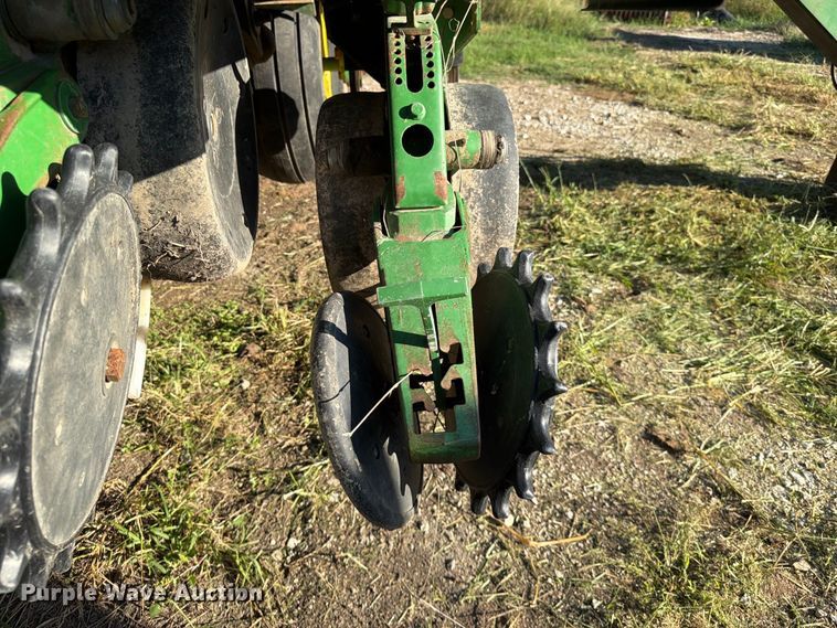 image for item FG0781 1999 John Deere 1780 MaxEmerge Plus Conservation planter