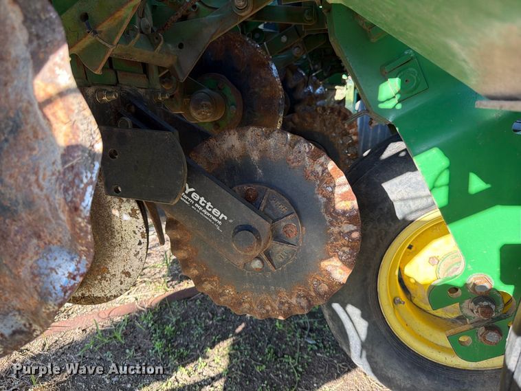 image for item FG0781 1999 John Deere 1780 MaxEmerge Plus Conservation planter