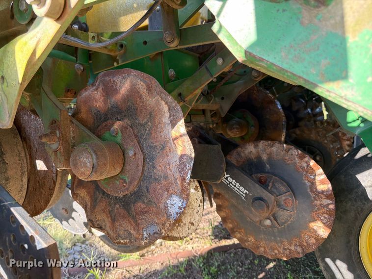 image for item FG0781 1999 John Deere 1780 MaxEmerge Plus Conservation planter