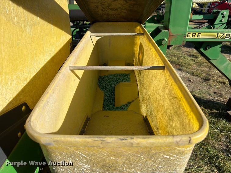image for item FG0781 1999 John Deere 1780 MaxEmerge Plus Conservation planter