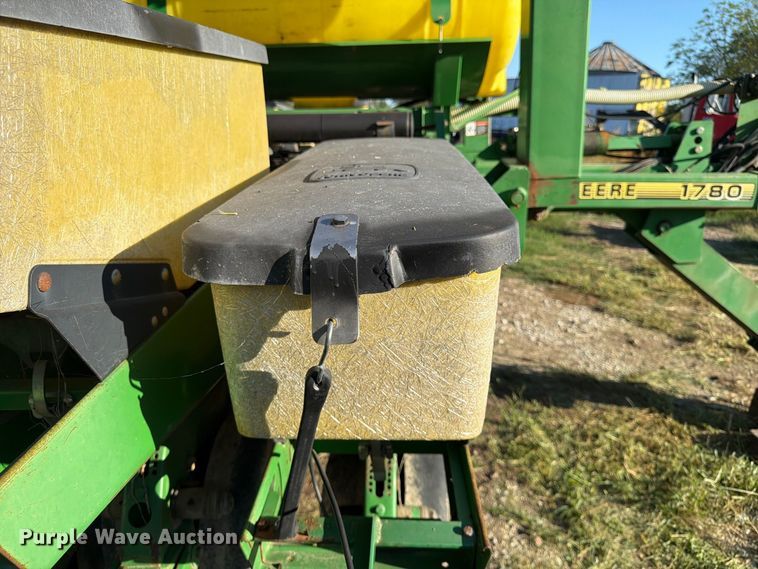 image for item FG0781 1999 John Deere 1780 MaxEmerge Plus Conservation planter