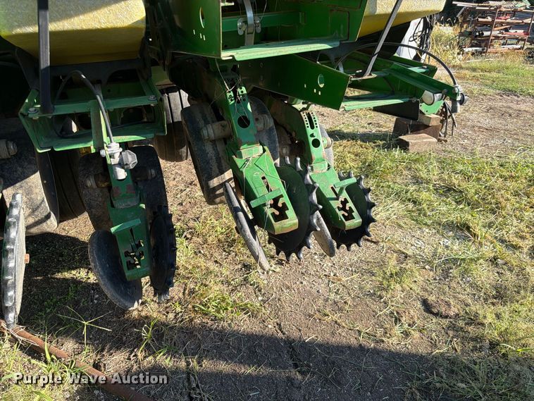 image for item FG0781 1999 John Deere 1780 MaxEmerge Plus Conservation planter