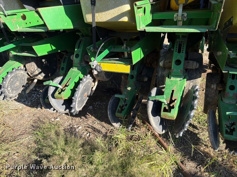 image for item FG0781 1999 John Deere 1780 MaxEmerge Plus Conservation planter