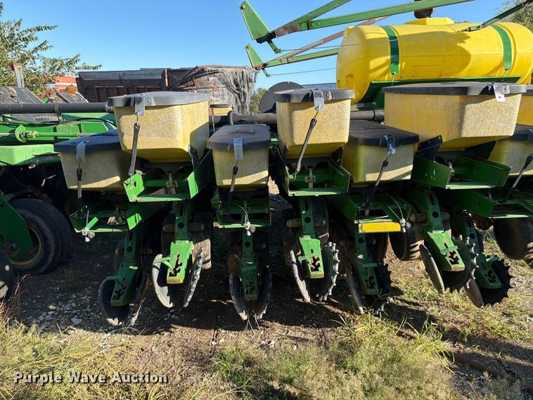 image for item FG0781 1999 John Deere 1780 MaxEmerge Plus Conservation planter