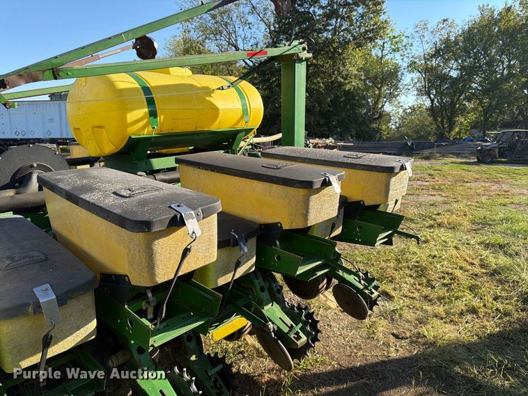 image for item FG0781 1999 John Deere 1780 MaxEmerge Plus Conservation planter