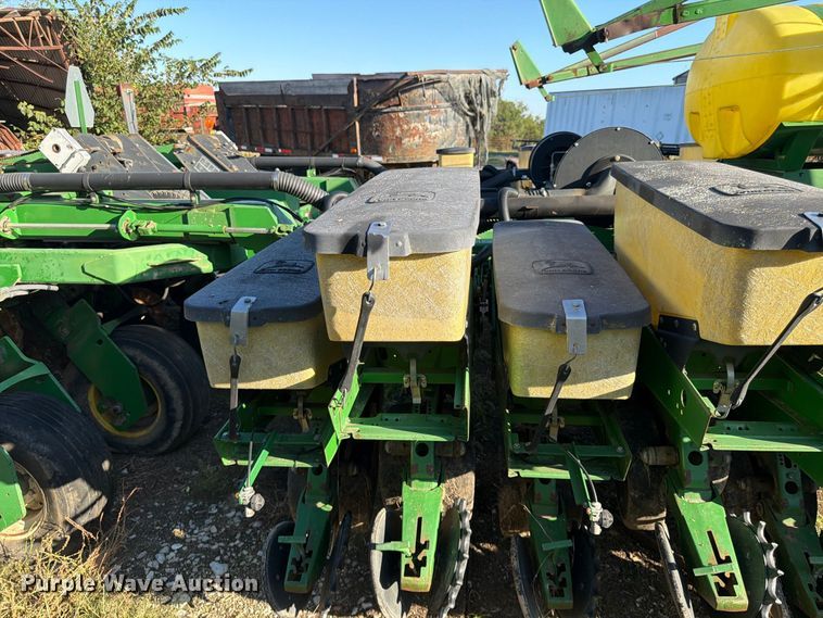 image for item FG0781 1999 John Deere 1780 MaxEmerge Plus Conservation planter