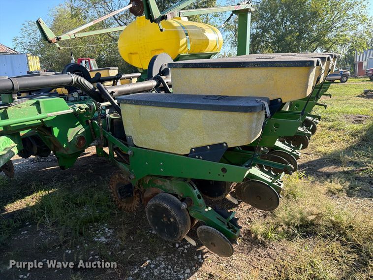 image for item FG0781 1999 John Deere 1780 MaxEmerge Plus Conservation planter