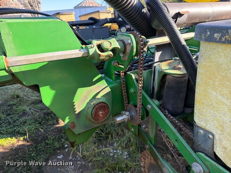 image for item FG0781 1999 John Deere 1780 MaxEmerge Plus Conservation planter
