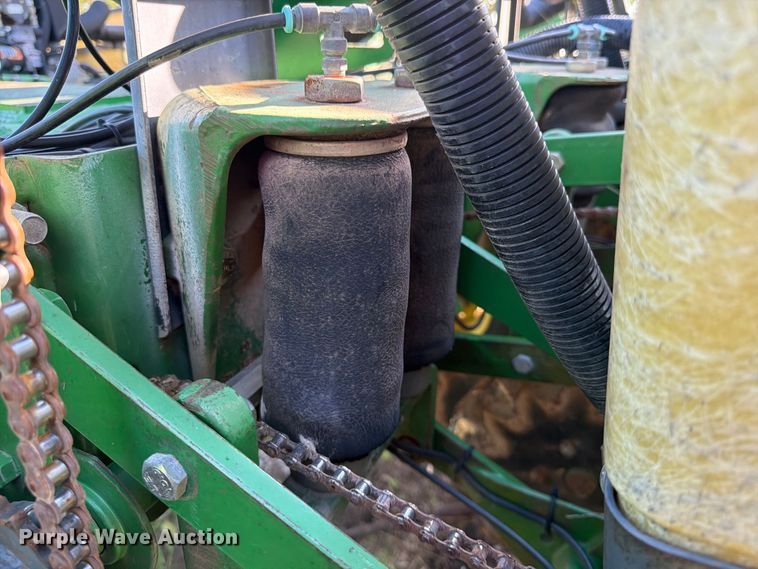 image for item FG0781 1999 John Deere 1780 MaxEmerge Plus Conservation planter
