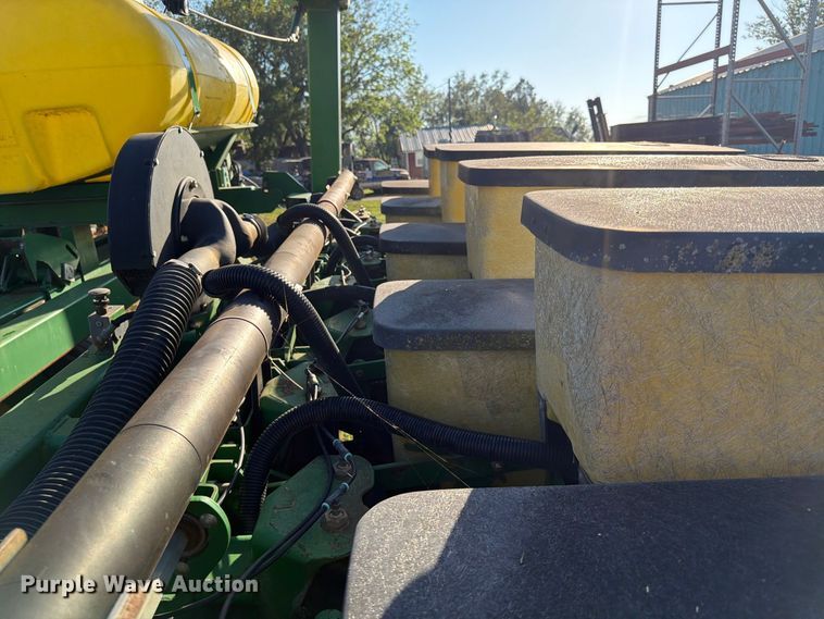 image for item FG0781 1999 John Deere 1780 MaxEmerge Plus Conservation planter