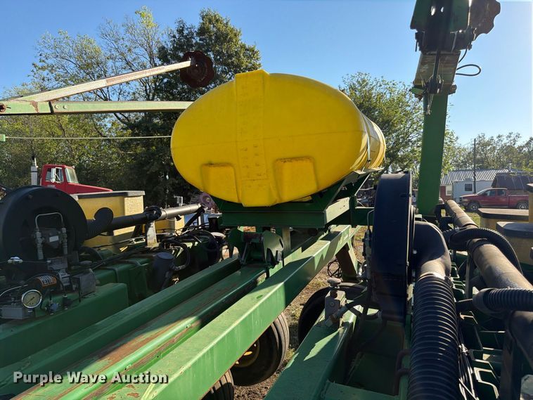 image for item FG0781 1999 John Deere 1780 MaxEmerge Plus Conservation planter