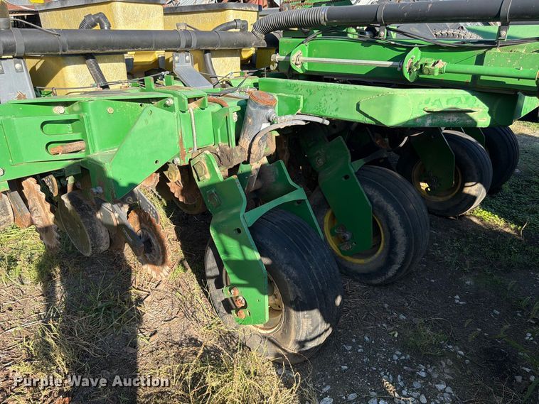 image for item FG0781 1999 John Deere 1780 MaxEmerge Plus Conservation planter