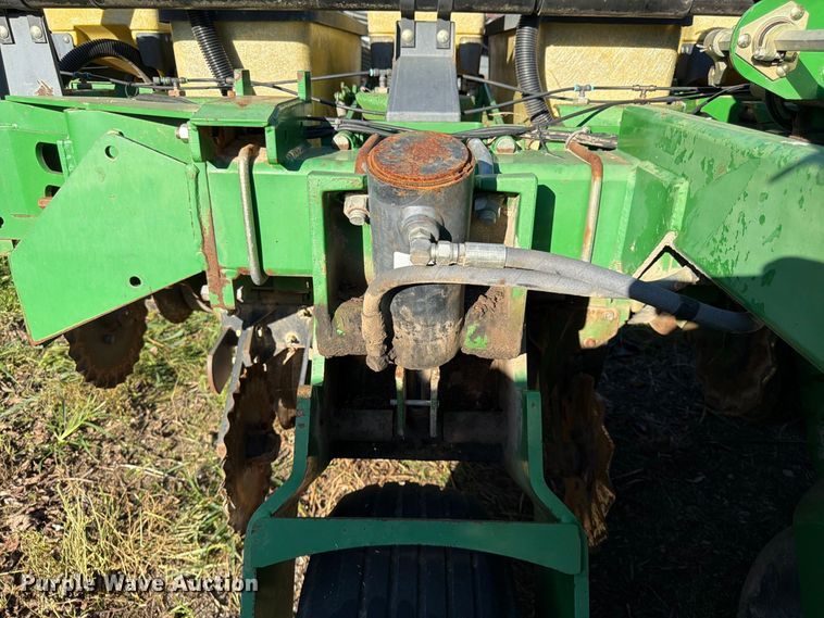 image for item FG0781 1999 John Deere 1780 MaxEmerge Plus Conservation planter