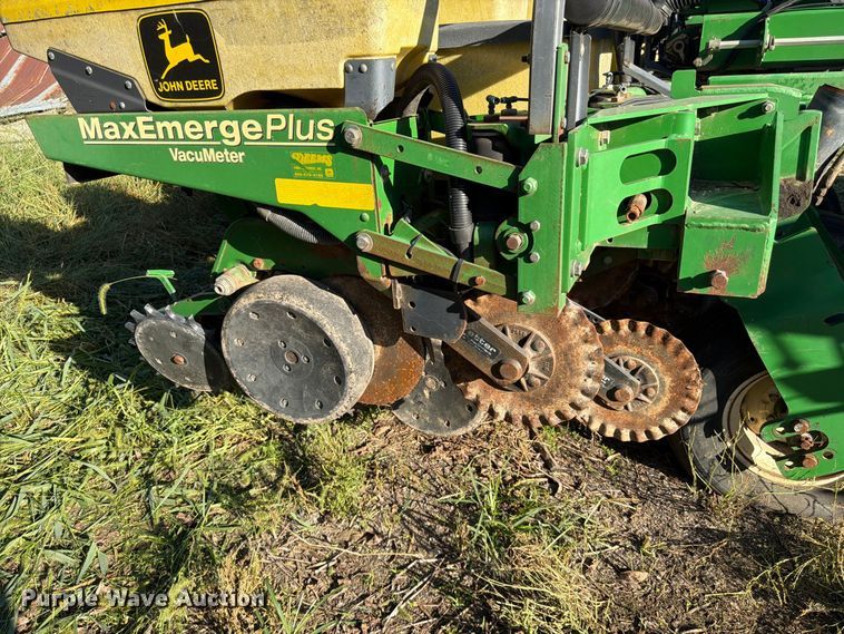 image for item FG0781 1999 John Deere 1780 MaxEmerge Plus Conservation planter