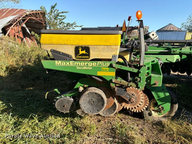 image for item FG0781 1999 John Deere 1780 MaxEmerge Plus Conservation planter