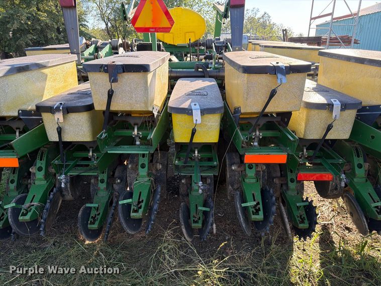 image for item FG0781 1999 John Deere 1780 MaxEmerge Plus Conservation planter