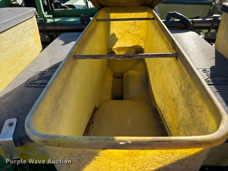 image for item FG0781 1999 John Deere 1780 MaxEmerge Plus Conservation planter